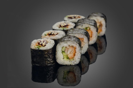 Маки с угрём и огурцом